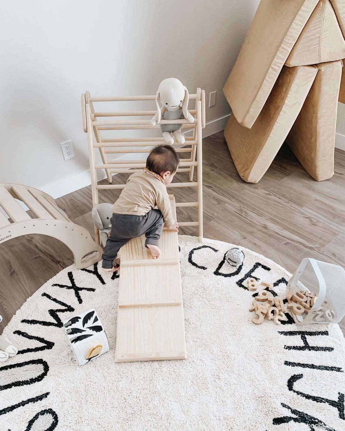 Round Washable ABC Rug in Natural/Black