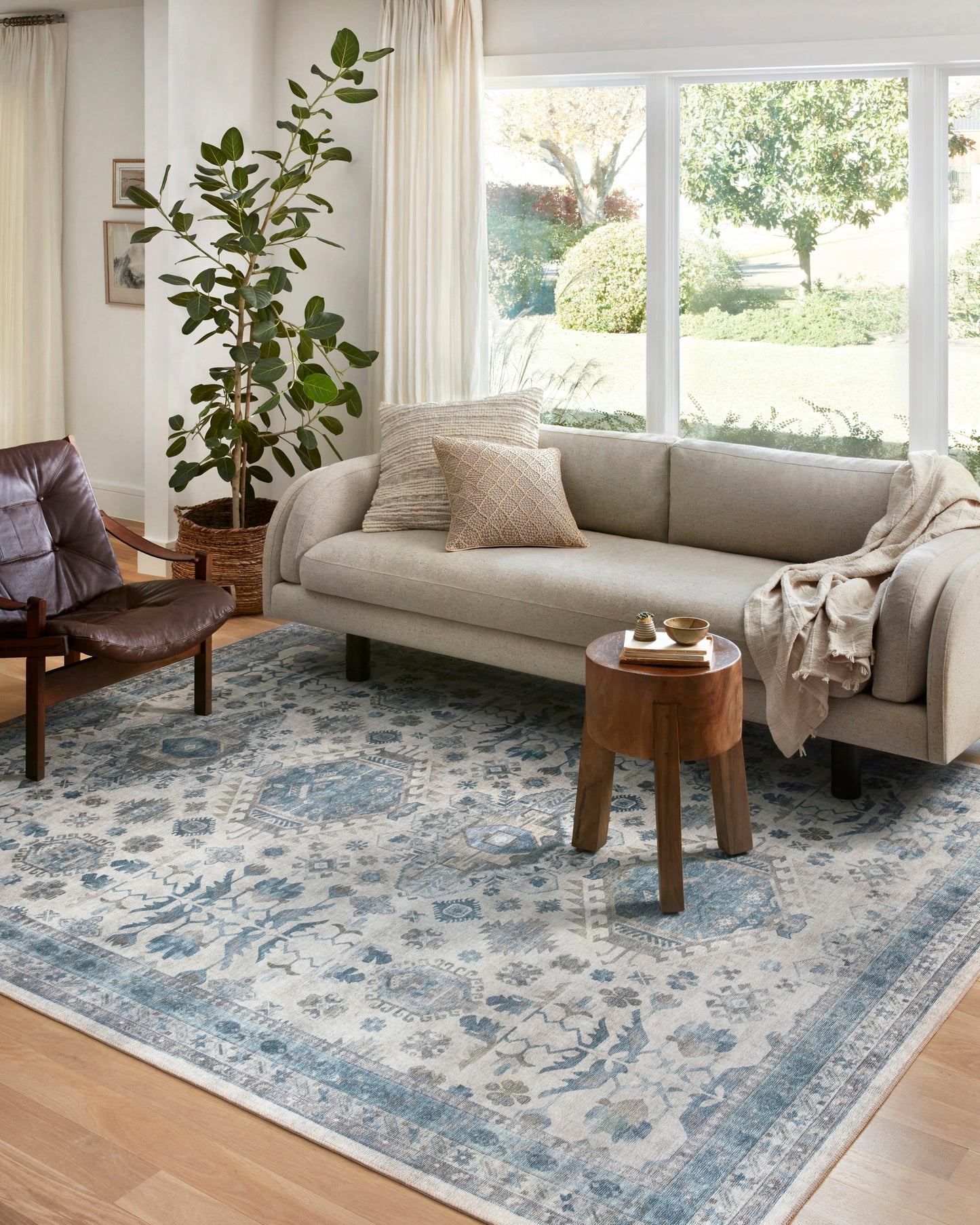 Avery Rug in Ivory/Ocean